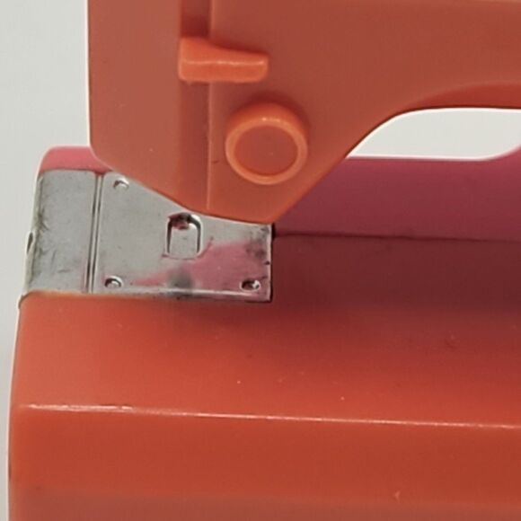 Vintage Barbie Wind Up 1980s Sewing Machine Miniature - Picture 7 of 15